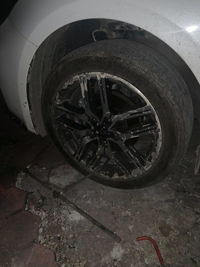 Khi quay trở về, chủ xe chỉ biết đắng lòng khi nhìn bánh xe của mình bị hàn chết dưới thanh sắt.