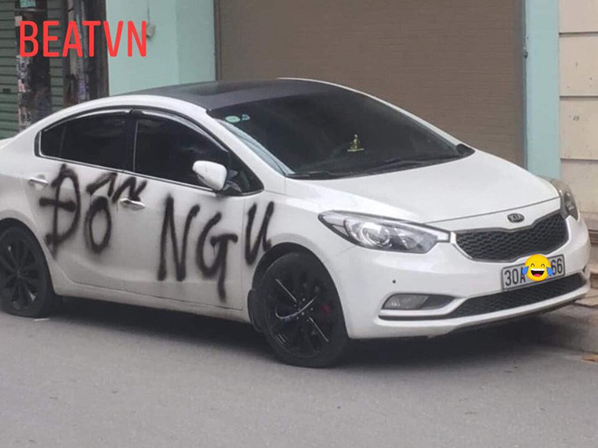 Hoặc nhẹ nhàng là sơn xe bằng những dòng chữ đầy cảnh cáo.