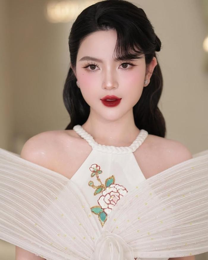 Trước khi về chung một nhà với nam cầu thủ đình đám, Chu Thanh Huyền đã nổi tiếng, trở thành nhân vật có sức ảnh hưởng trong các phiên livestream bán hàng.