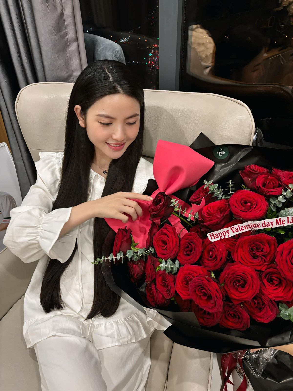 Theo dõi những hình ảnh được Chu Thanh Huyền đăng tải trên trang cá nhân, dễ dàng nhận ra tủ đồ của nàng WAGs phủ đầy đa dạng mẫu mã túi xách đến từ các thương hiệu hàng đầu trên thế giới.