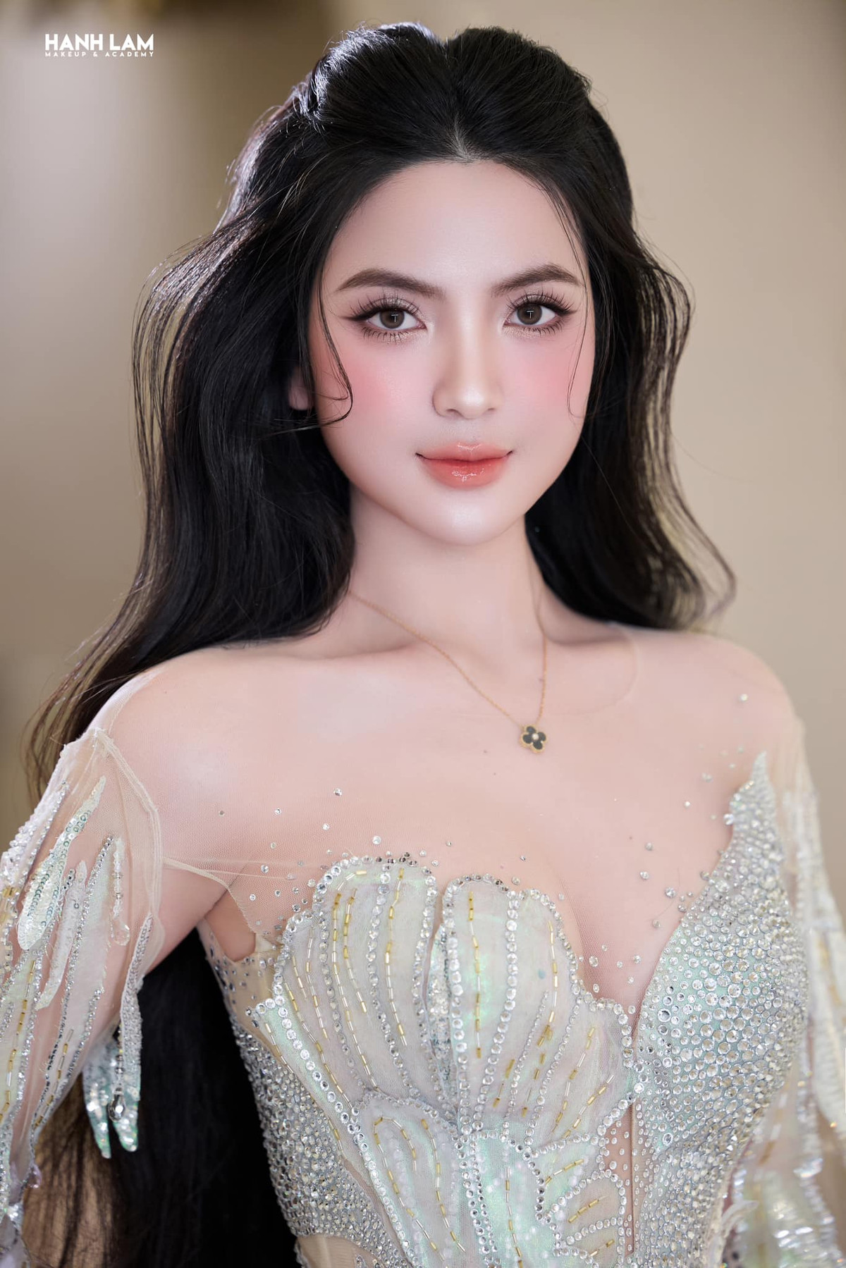 Chưa dừng lại, mới đây vợ Quang Hải lại tiếp tục khi trở thành tâm điểm khi bị một "bạn hàng" tố mập mờ về tiền bạc và cách trả lời "kém văn hóa".