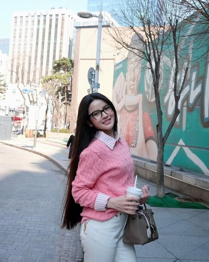 Công việc livestream bán hàng giúp vợ Quang Hải mang về mức thu nhập khủng.