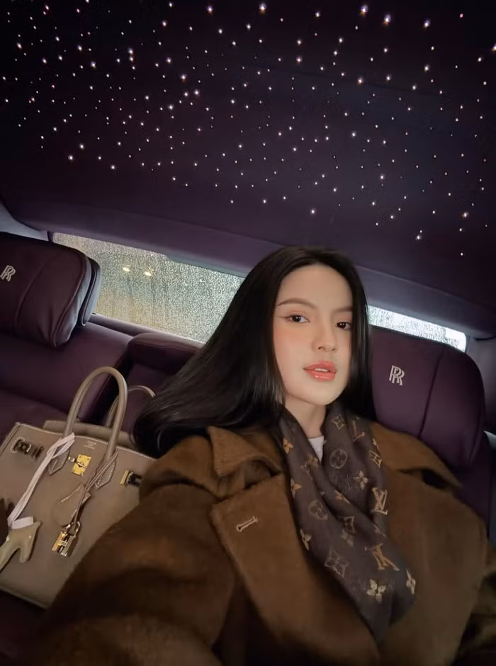 Từng có thời gian, Chu Thanh Huyền gây choáng khi tiết lộ chuyện kiếm 1,6 tỷ đồng chỉ sau 60 phút livestream.