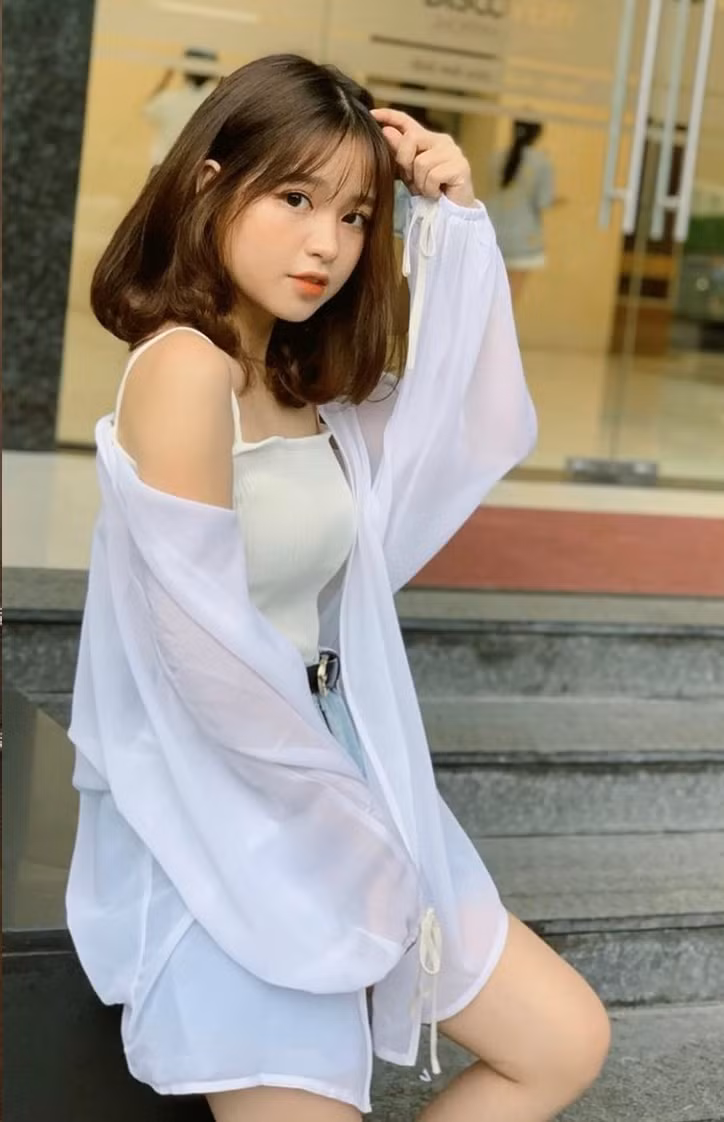 Dù chỉ cao 1m52 nhưng Thanh Thủy luôn khéo lên đồ hack dáng giúp cô có được những bức ảnh street style thanh mảnh, cao ráo hơn hẳn so với thực tế.