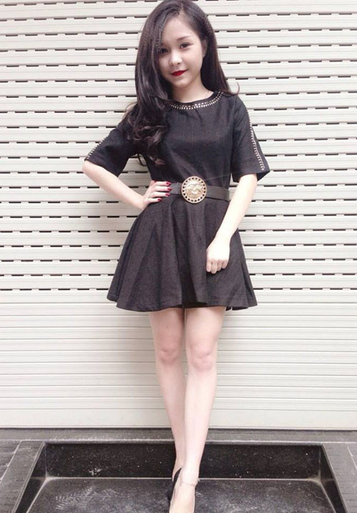 Huyền bé tên thật là Phạm Thu Huyền sinh năm 1993, cô nàng nổi tiếng nhờ kinh doanh thời trang. Sau khi sinh con, hot girl 9X này vẫn giữ được vóc dáng như thời còn son thì.