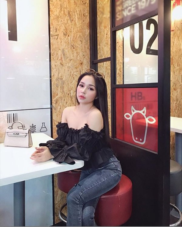 Huyền bé là một trong những hot girl Việt bị xếp vào danh sách chiều cao có hạn. Nhưng cô nàng vẫn được yêu quý bởi gương mặt đẹp cùng gu thời trang tinh tế.