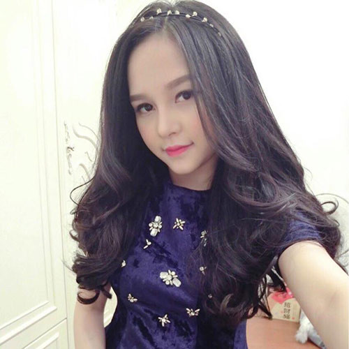 Là chủ một cửa hàng thời trang được rất nhiều bạn gái Hà Thành biết tới và một facebook bán đồ online với hơn 200 nghìn người theo dõi. Tưởng chừng khối công việc khổng lồ kia "ngốn" sạch quỹ thời gian của Huyền nhưng dù công việc có nhiều đến thế nào bà mẹ trẻ này cũng chưa bao giờ “bỏ rơi” con cái và chính bản thân mình.