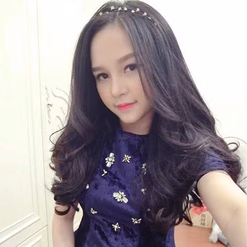 Là chủ một cửa hàng thời trang được rất nhiều bạn gái Hà Thành biết tới và một facebook bán đồ online với hơn 200 nghìn người theo dõi. Tưởng chừng khối công việc khổng lồ kia "ngốn" sạch quỹ thời gian của Huyền nhưng dù công việc có nhiều đến thế nào bà mẹ trẻ này cũng chưa bao giờ “bỏ rơi” con cái và chính bản thân mình.