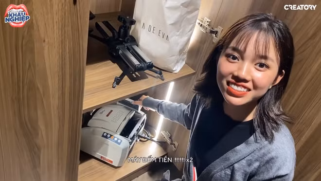 Trước đó trong một clip tham quan nhà mới của Độ Mixi được Linh Ngọc Đàm đăng tải, nữ streamer đã vô tình phát hiện một chiếc máy "lạ" và hỏi đàn anh có phải là máy đếm tiền không thì "tộc trưởng" bối rối trả lời đó chỉ là máy đếm tài liệu.
