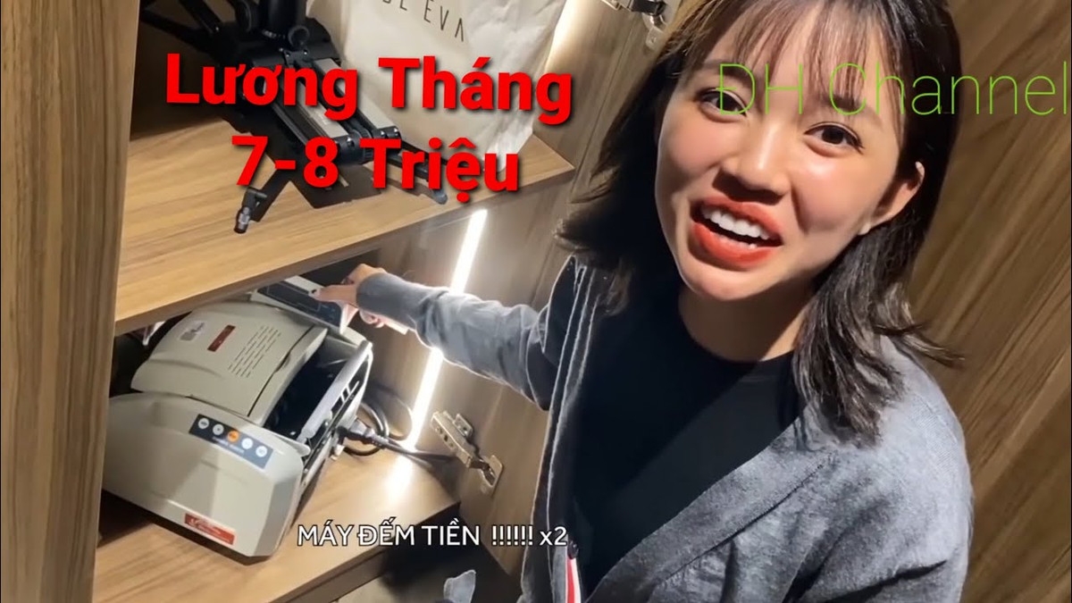 Theo giải thích của Độ Mixi trên stream của mình, anh chàng cho biết máy đếm tiền là món quà mà anh em trong team Refund Gaming tặng cho anh trong ngày sinh nhật.