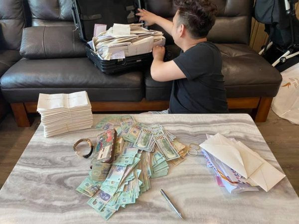 Tiền mừng sau đám cưới của Xemesis và bà xã Xoài Non có đủ từ tiền Việt tới ngoại tệ. Những tờ tiền mệnh giá 500.000 đồng được xếp thành cả cọc, còn chàng streamer giàu nhất Việt Nam thì tóc tai bù xù, không chải chuốt bảnh bao, đã thế lại thêm phen bận rộn nghe điện thoại khiến dân mạng không khỏi "phì cười".