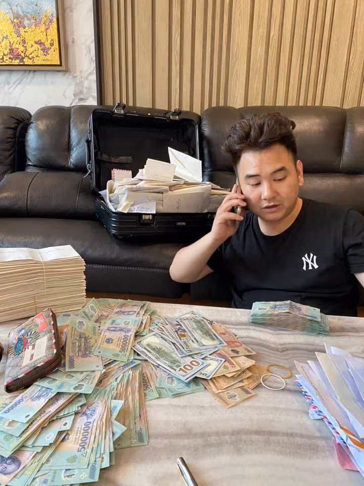 Mới đây chàng "streamer giàu nhất Việt Nam" - Xemesis đã chia sẻ lên Instagram cá nhân của mình bức hình tại nhà sau khi kết thúc hôn lễ. Không ít dân mạng trầm trồ khi chứng kiến hình ảnh anh chàng phải đựng tiền vào vali, hàng cọc phong bì còn chưa được bóc, xếp thành chồng bên cạnh.