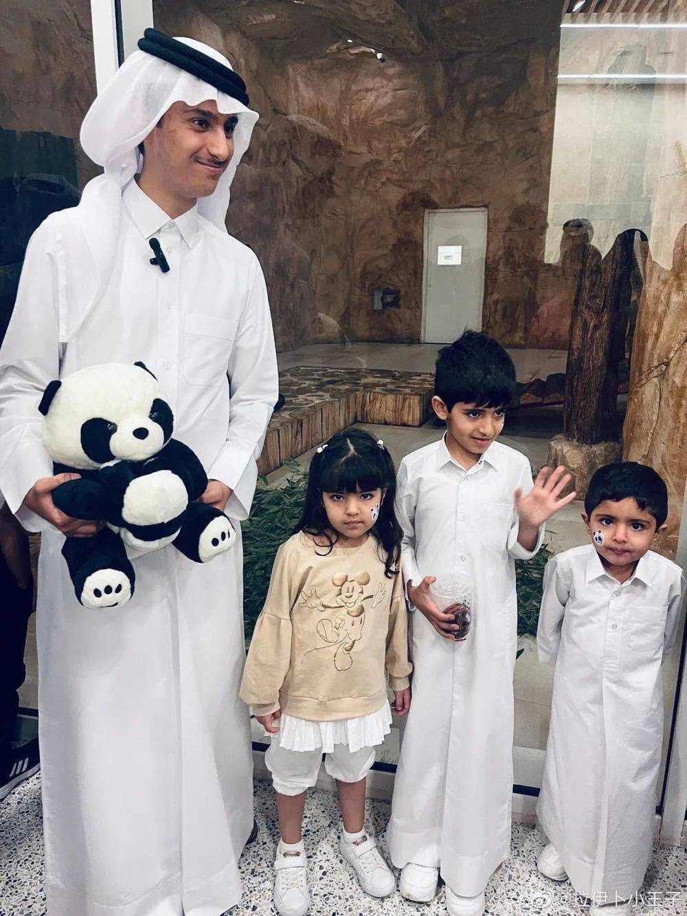 Trước đó sau khi viral trên khắp các trang mạng xã hội, báo chí Qatar cũng đã đưa tin về chàng trai đáng yêu này, thế nhưng họ chỉ gọi Abdulrahman là “chàng thanh niên” chứ không gọi cậu là “hoàng tử” hay “vương tử” như nhiều người vẫn dùng để nhắc tới anh.