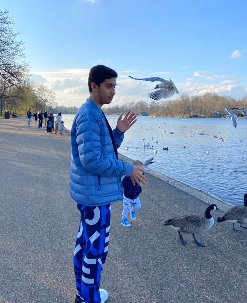 Abdulrahman chia sẻ: "Tôi không phải là họ hàng gần của Quốc vương hiện tại nhưng là thành viên thuộc hoàng gia Qatar". Trang Sohu viết, bố của chàng trai này là ông Fahd Jassim AlThani - cựu Bộ trưởng Thương mại của Qatar.