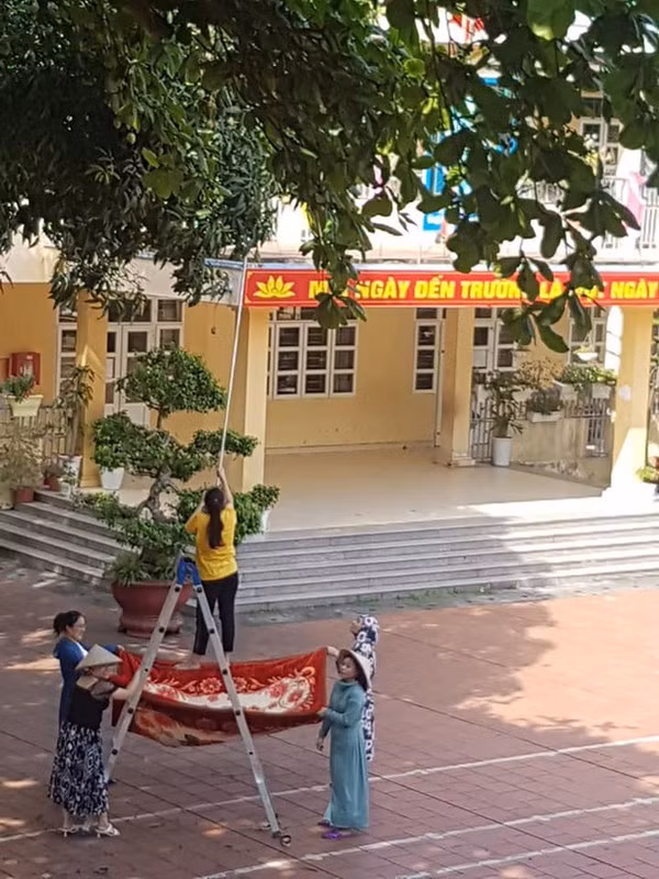 Không chỉ học trò, thậm chí thầy cô giáo cũng nhập cuộc vào hội mê hái xoài trong trường.