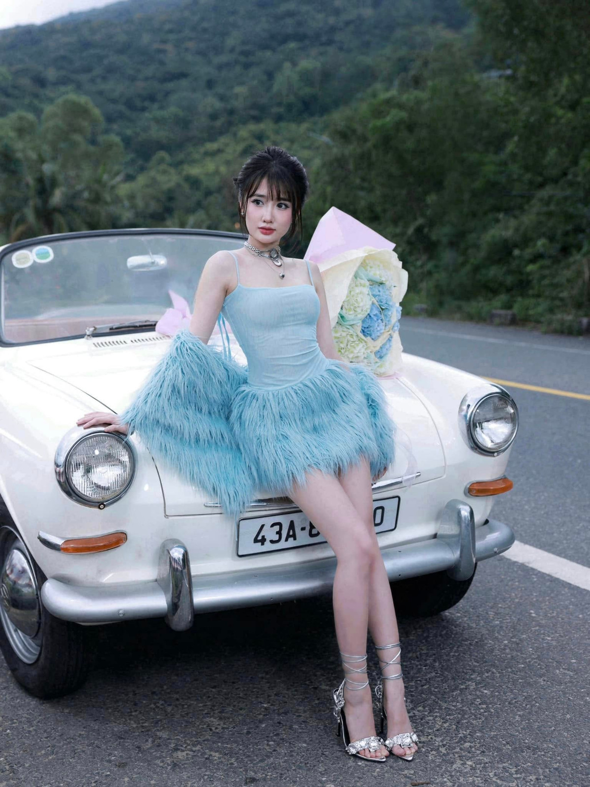 Trên trang cá nhân, Khánh Huyền không chỉ nổi tiếng với các video giải trí, nhảy múa mà còn là người truyền cảm hứng cho rất nhiều bạn trẻ với những chia sẻ về cuộc sống, lĩnh vực làm đẹp.