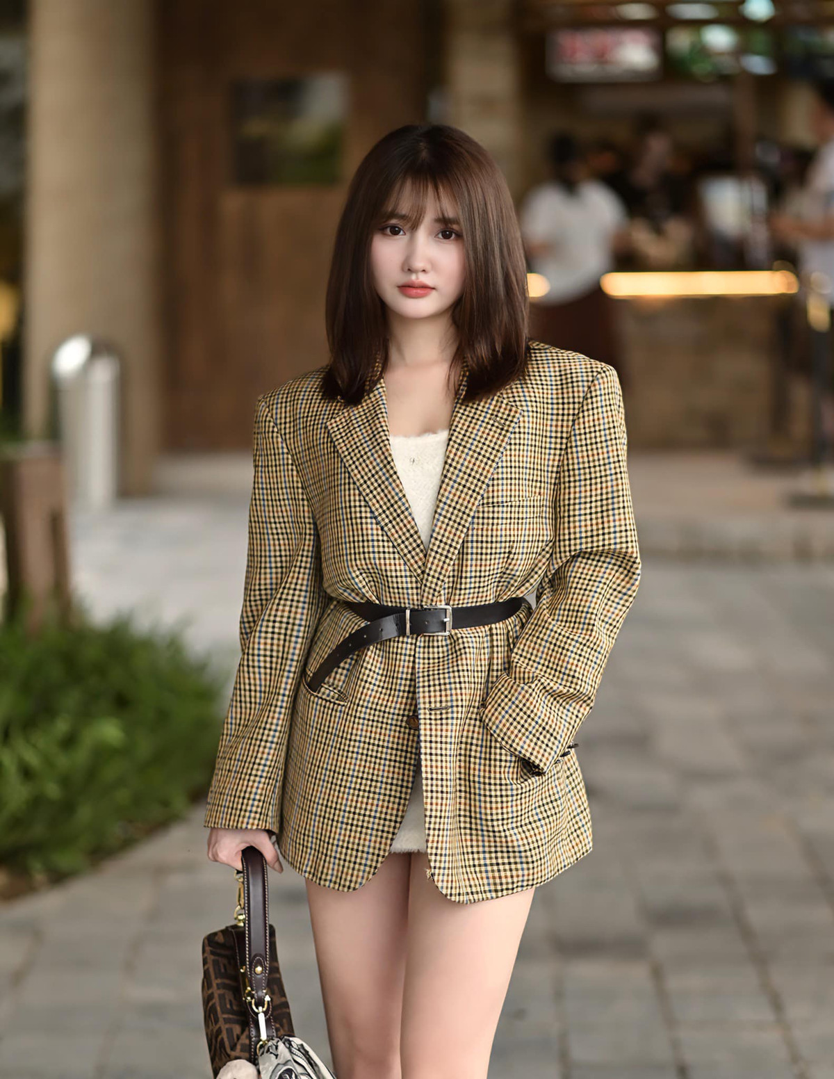 Nhan sắc của Khánh Huyền từng được tờ báo hàng đầu Hong Kong nhận xét, người đẹp sinh năm 2004 sở hữu vẻ đẹp ngọt ngào, dễ thương, có vóc dáng nóng bỏng.