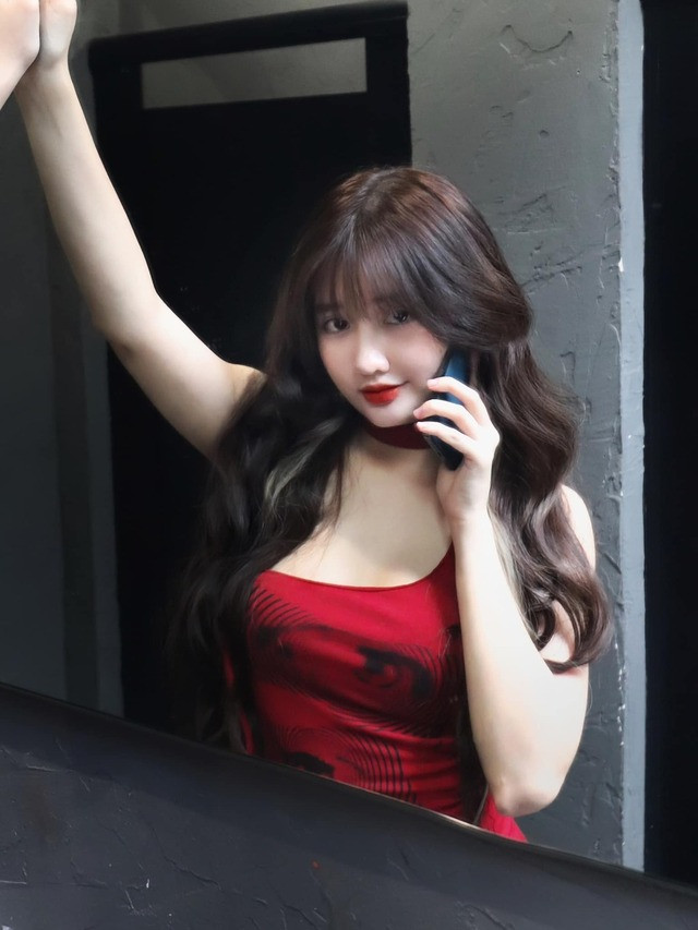 Nguyên nhân bắt nguồn từ việc cả hai cô gái này có trùng tên nhau và sự cố đáng tiếc đã xảy ra khi cộng đồng mạng không phân biệt được giữa hai người. Trong khi hot girl kia đang đối diện với những cáo buộc nghiêm trọng, TikToker này lại vô tình bị kéo vào vụ việc.