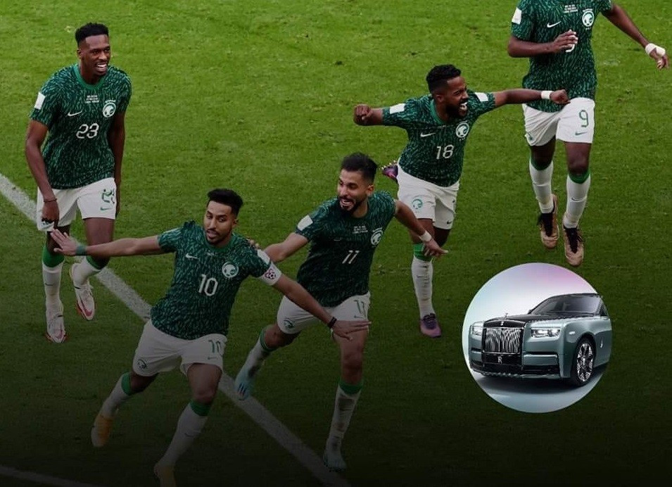 Theo nhiều nguồn tin, Quốc Vương Saudi Arabia, Salman bin Abdulaziz Al Saud đã quyết định cho cả đất nước nghỉ một ngày để ăn mừng chiến thắng. Chưa dừng ở đó, những cầu thủ Saudi Arabia cũng nhận được phần thưởng rất lớn.