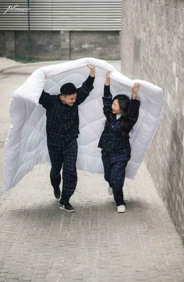 Chính vì muốn lưu giữ những khoảnh khắc đời thường nhất nên ngoài bộ ảnh cưới trang trọng theo phong cách "kinh điển", Phương Anh và chồng còn chụp thêm bộ ảnh thật gần gũi, tự nhiên mà vẫn đặc biệt này.