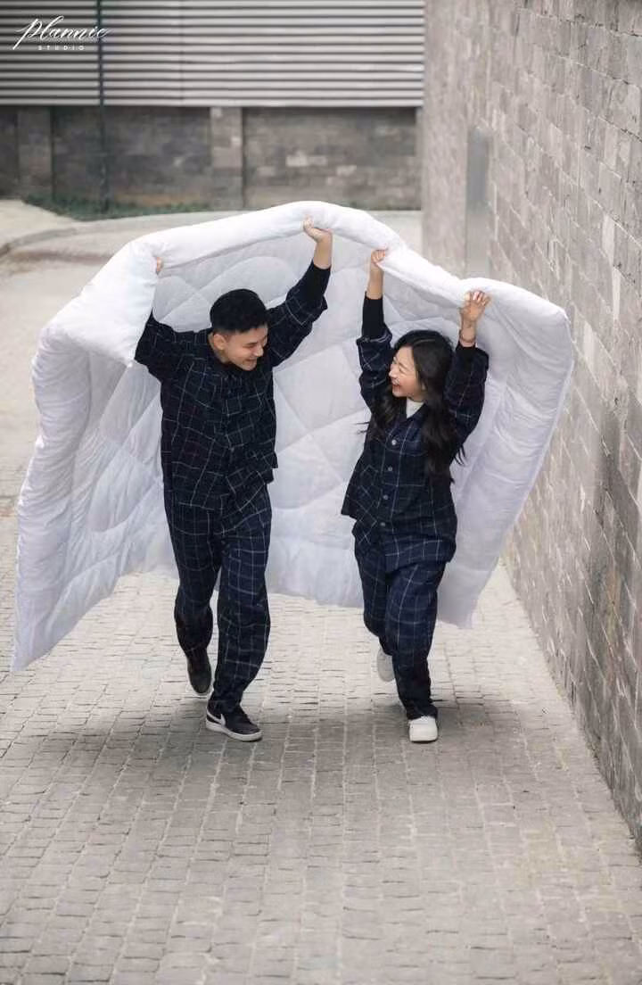 Chính vì muốn lưu giữ những khoảnh khắc đời thường nhất nên ngoài bộ ảnh cưới trang trọng theo phong cách "kinh điển", Phương Anh và chồng còn chụp thêm bộ ảnh thật gần gũi, tự nhiên mà vẫn đặc biệt này.