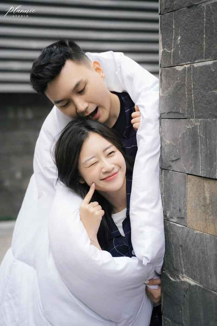 Bộ ảnh vừa đăng tải đã thu hút hàng nghìn lượt tương tác. Phần lớn người xem dành lời khen cho bộ ảnh cưới đáng yêu lại rất "bắt trend" cái lạnh của Hà Nội.