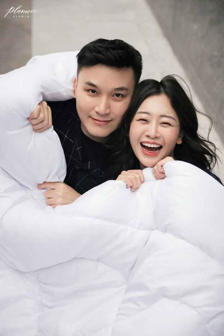 Bộ ảnh được thực hiện dưới chân một toà chung cư ở Thuỵ Khuê (quận Tây Hồ). Trong quá trình chụp, toà nhà cũng khá vắng nên ê kíp không làm ảnh hưởng tới dân cư, mọi việc diễn ra suôn sẻ, chỉ 30 phút là hoàn thành.