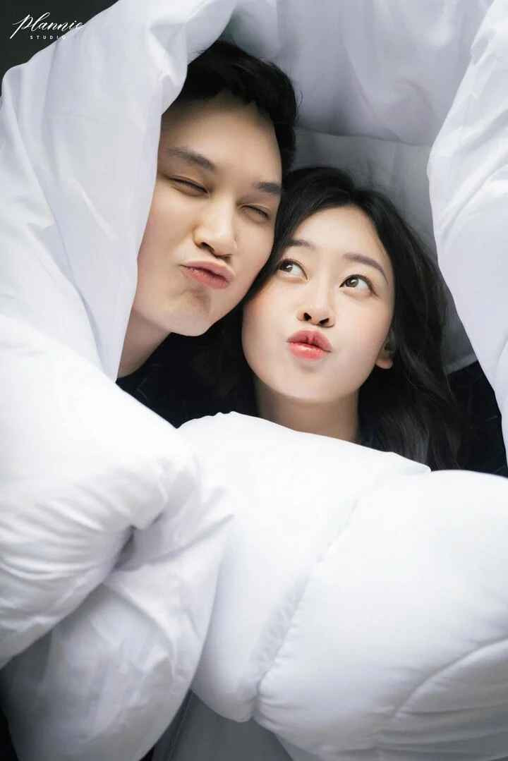 Cô nàng chia sẻ thêm: "Thú thật đây là lần đầu tiên vợ chồng mình chụp ảnh đôi, nên điều ấn tượng nhất có lẽ là chuyện chồng mình hóa ra tạo dáng ổn phết, và cũng rất chuyên nghiệp, điều mà trước nay mình không hề biết".