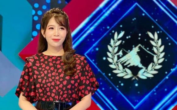 Chính vì vậy, Diệp Chi cũng đặt hy vọng khán giả cũng có thể cho Khánh Vy thời gian để làm quen với tất cả. Cụ thể, cựu MC Đường lên đỉnh Olympia viết: "Mọi sự so sánh đều khập khiễng và không mang nhiều ý nghĩa. Hãy đặt niềm tin vào những người trẻ nhé".