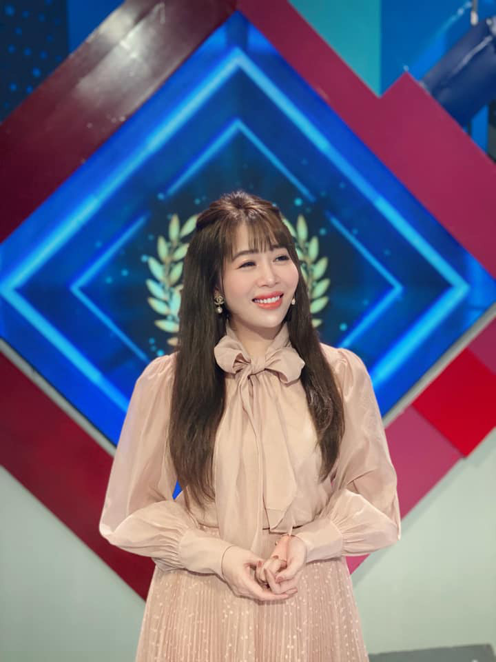 Cụ thể, cựu MC Đường lên đỉnh Olympia có viết trên trang cá nhân: "Chương trình truyền hình nào cũng vậy, sau một quãng thời gian vận hành luôn cần những sáng tạo, thay đổi về format, sân khấu lẫn hình ảnh đại diện. Một cô gái tự tin, văn minh, hiểu biết, tiêu biểu cho thế hệ Z sẽ là người cầm trịch xứng đáng".