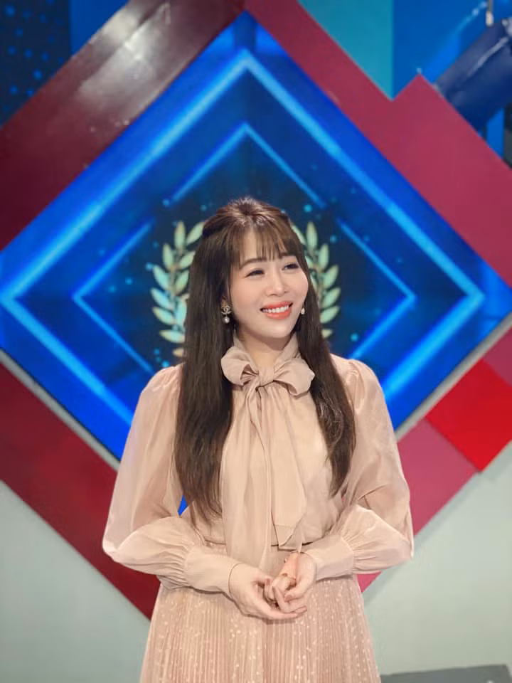 Cụ thể, cựu MC Đường lên đỉnh Olympia có viết trên trang cá nhân: "Chương trình truyền hình nào cũng vậy, sau một quãng thời gian vận hành luôn cần những sáng tạo, thay đổi về format, sân khấu lẫn hình ảnh đại diện. Một cô gái tự tin, văn minh, hiểu biết, tiêu biểu cho thế hệ Z sẽ là người cầm trịch xứng đáng".