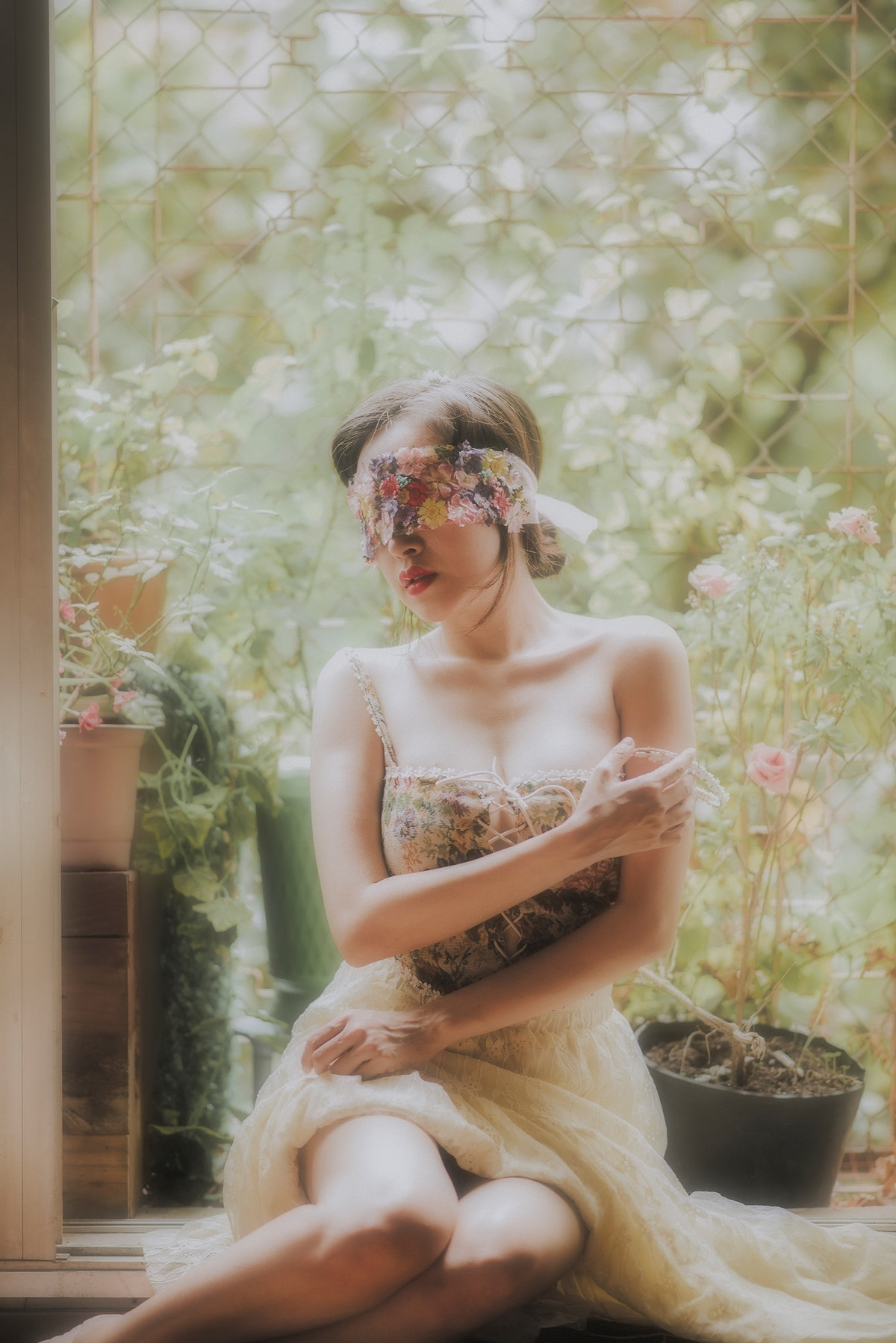 Đáp lại lời nhận xét này, bà Tưng lên tiếng cho rằng đây thực chất là một studio chụp hình, bối cảnh được tạo dựng chứ không phải là phòng ngủ của mình.