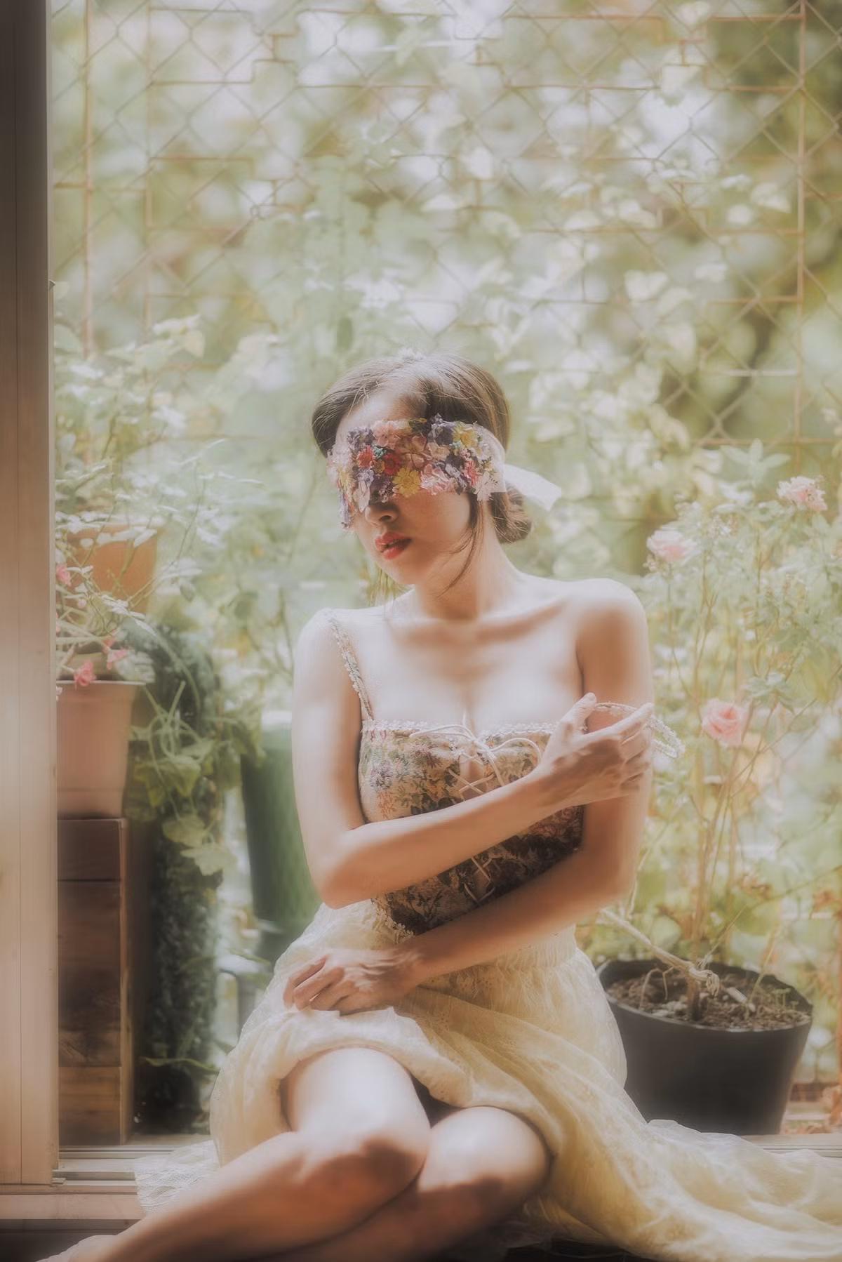 Đáp lại lời nhận xét này, bà Tưng lên tiếng cho rằng đây thực chất là một studio chụp hình, bối cảnh được tạo dựng chứ không phải là phòng ngủ của mình.