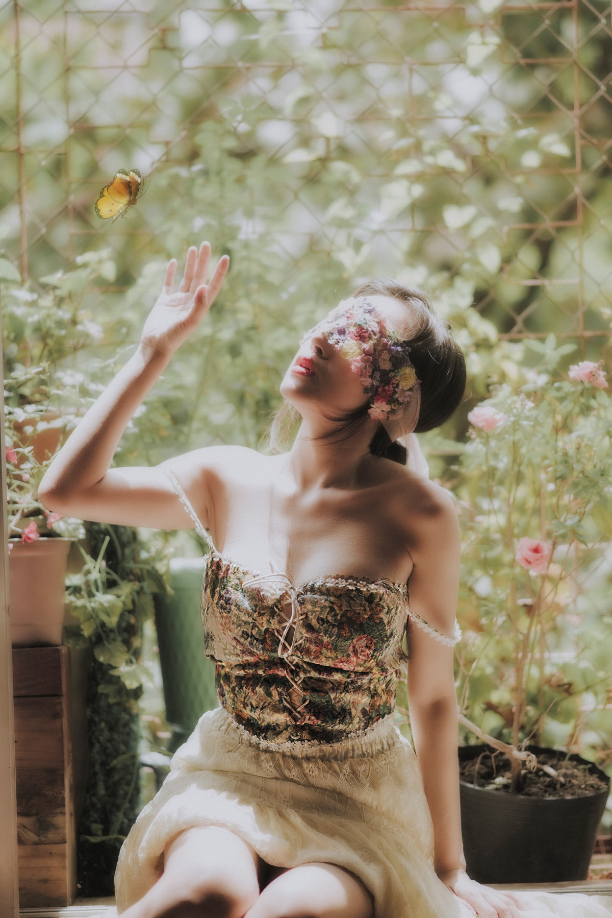 Cũng vẫn chiếc áo hai dây ấy, vẫn bối cảnh căn phòng ấy, thế nhưng căn phòng giờ đây đã gọn gàng hơn hẳn khác xa với "chiếc chuồng lợn" như dân mạng từng chê bai.