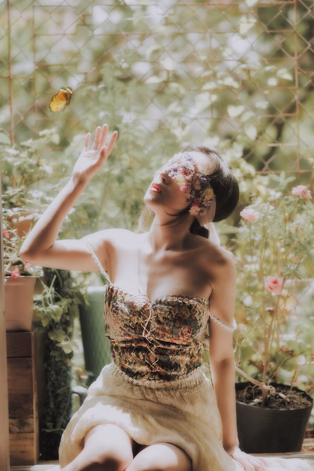 Cũng vẫn chiếc áo hai dây ấy, vẫn bối cảnh căn phòng ấy, thế nhưng căn phòng giờ đây đã gọn gàng hơn hẳn khác xa với "chiếc chuồng lợn" như dân mạng từng chê bai.