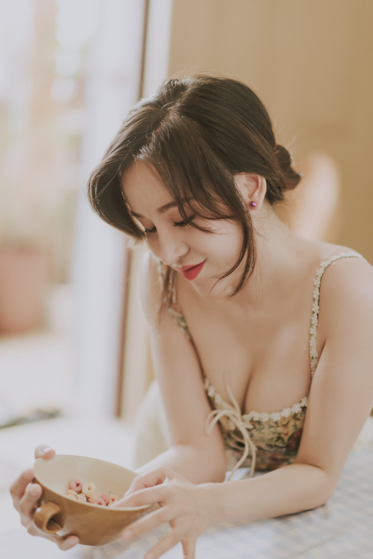 Lê Thị Huyền Anh hay thường được gọi với cái tên bà Tưng là một trong những cô gái gây "dậy sóng cõi mạng" những năm 2013.