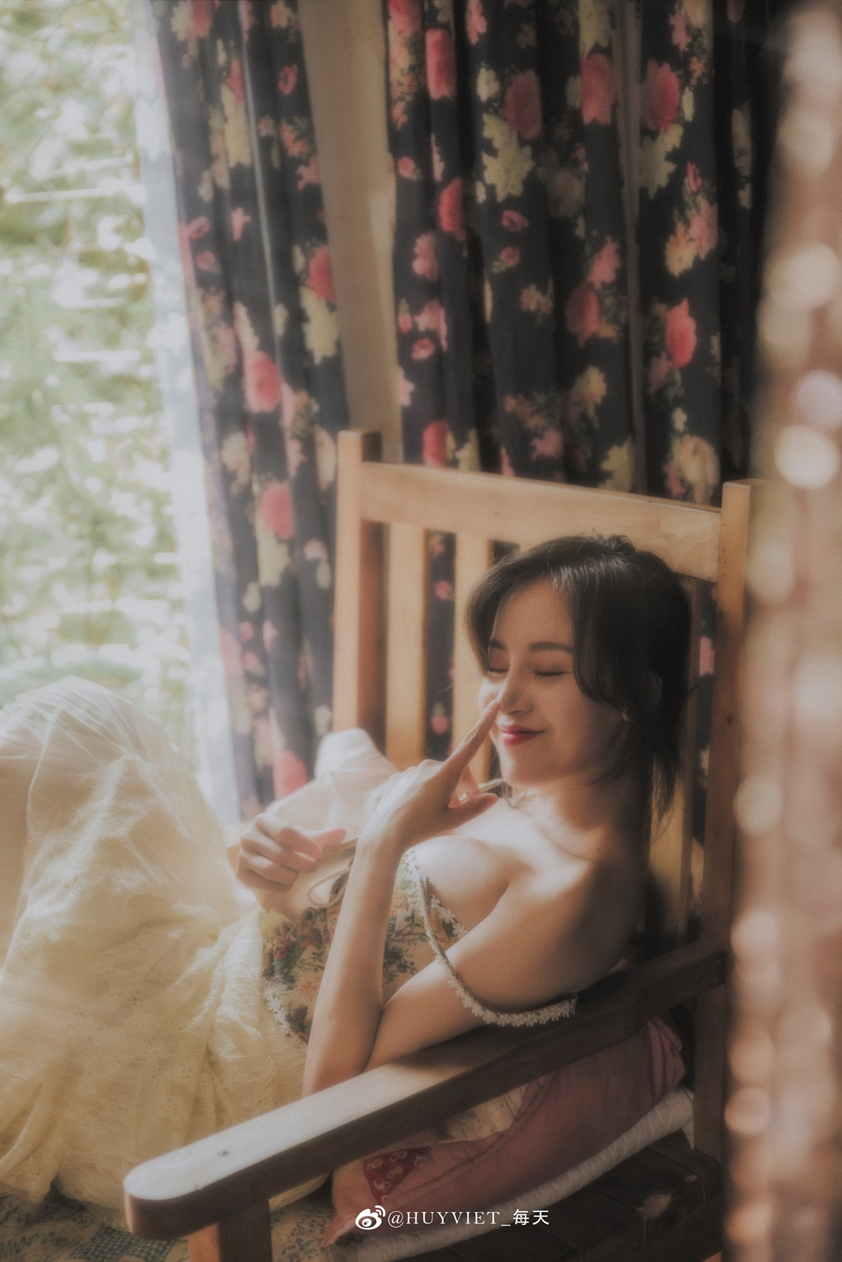 Nổi tiếng với hình ảnh khoe dáng, hot girl bà Tưng giờ đây đã thay đổi phong cách thời trang, hiện đại và "chanh sả" hơn rất nhiều