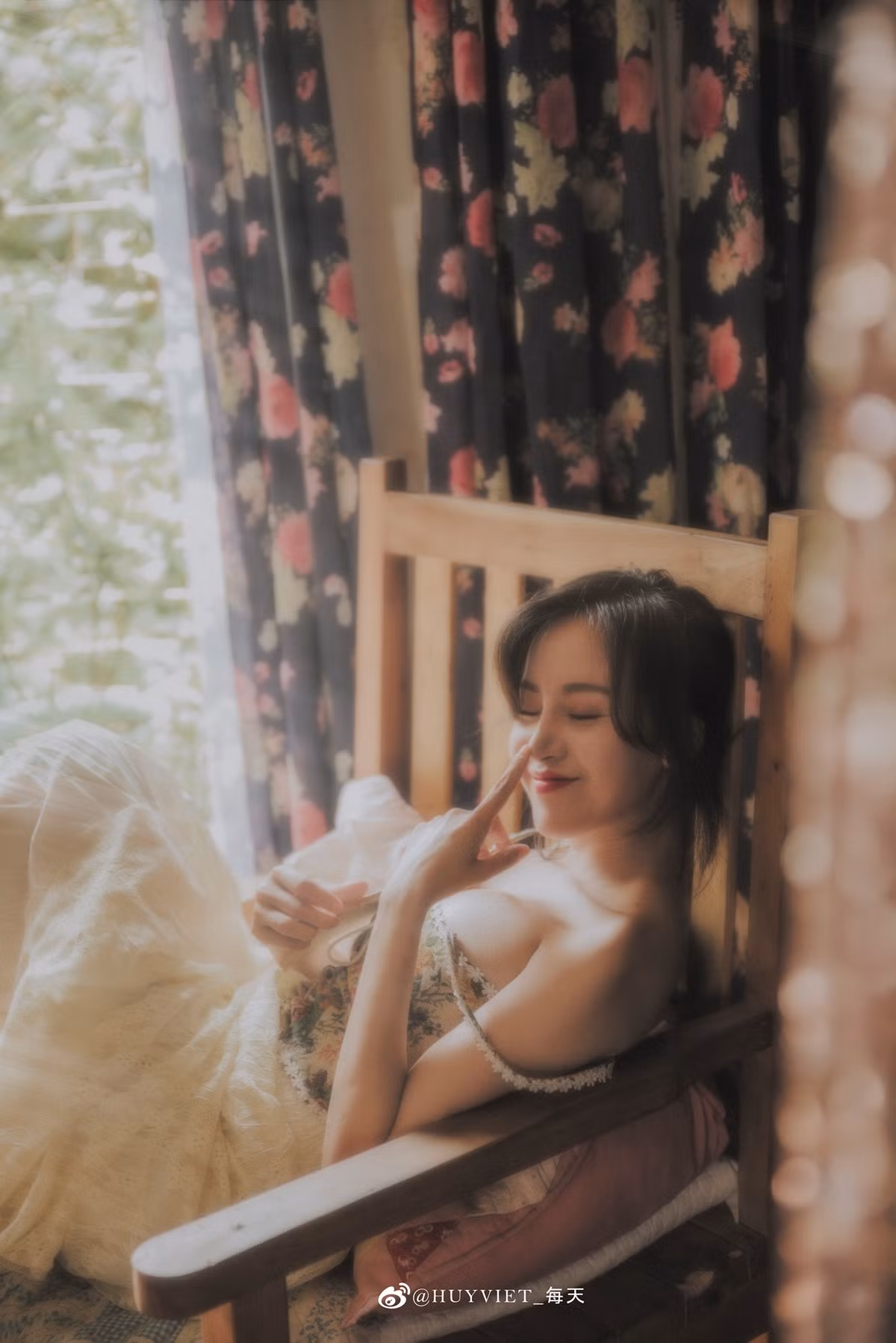 Nổi tiếng với hình ảnh khoe dáng, hot girl bà Tưng giờ đây đã thay đổi phong cách thời trang, hiện đại và "chanh sả" hơn rất nhiều