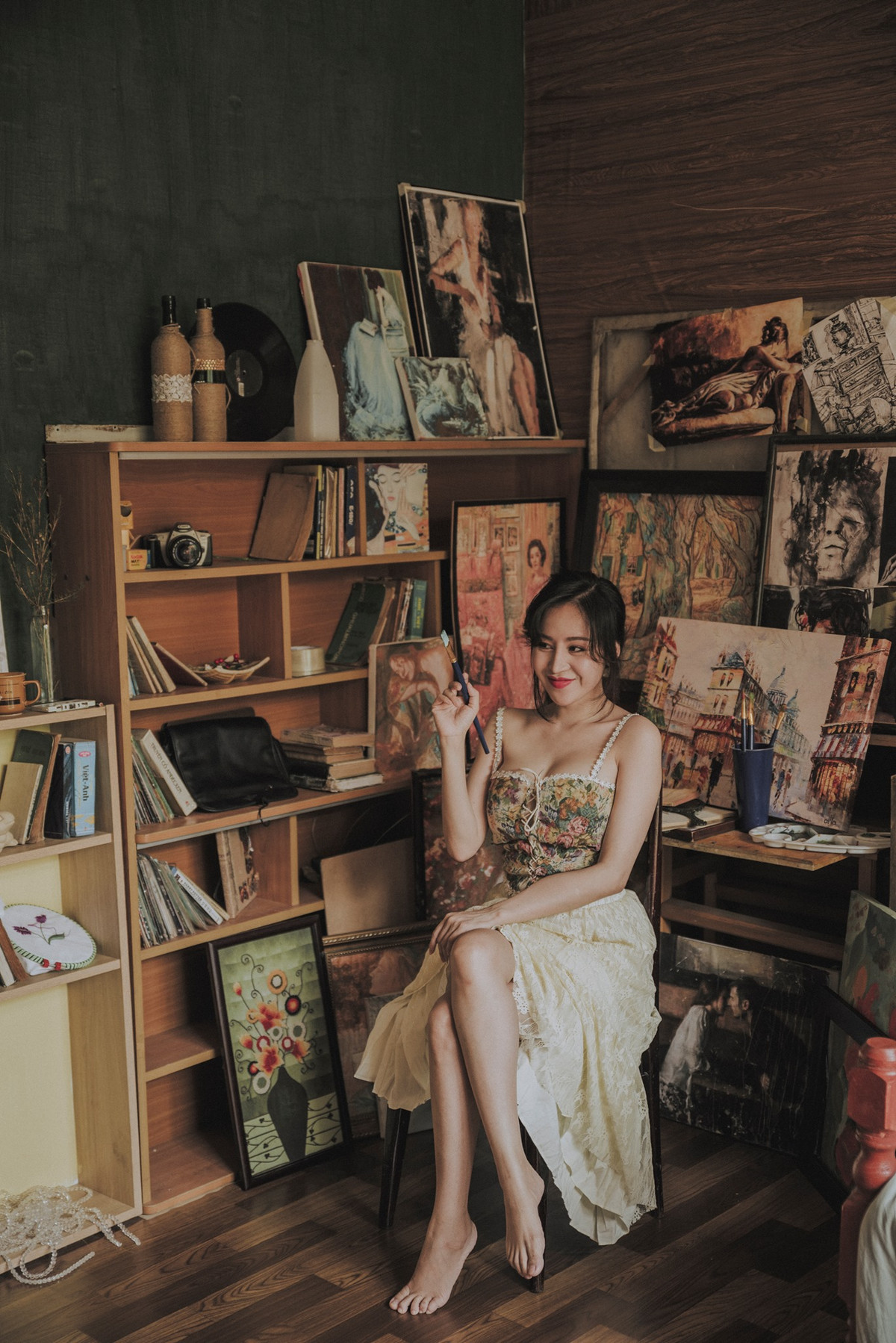 Về phong cách thời trang, Bà Tưng chuyển từ phô da thịt sang "kín cổng cao tường" hơn xưa rất nhiều.