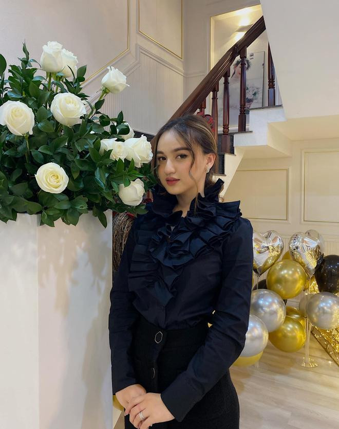 Căn biệt thự được mẹ chồng tương lai của nàng hot girl trang hoàng theo phong cách vương giả với tone màu chủ đạo là đen chuyển dần sang xám và nhấn nhá thêm tí màu đỏ ở các chi tiết nội thất.