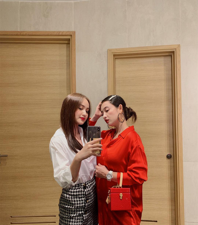 Tuy nhiên, Mai Tây vẫn luôn nhận về sự quan tâm của dân mạng với vị trí dâu hào môn tương lai , đặc biệt là mối quan hệ với mẹ của Đình Khang.