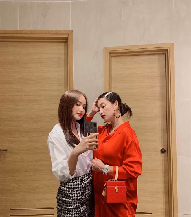 Tuy nhiên, Mai Tây vẫn luôn nhận về sự quan tâm của dân mạng với vị trí dâu hào môn tương lai , đặc biệt là mối quan hệ với mẹ của Đình Khang.