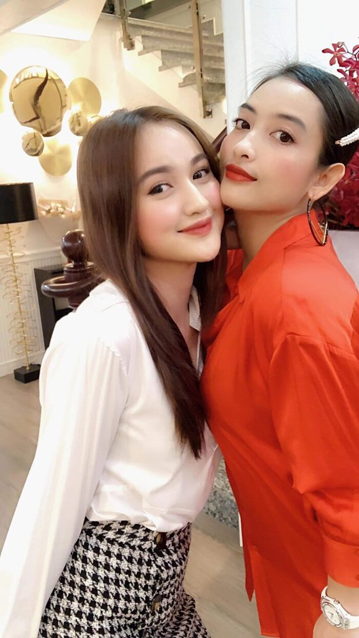 Kèm theo đó, Đình Khang xếp cả loạt hộp Gucci - điều bất ngờ mà mẹ anh chàng dành cho cặp đôi.