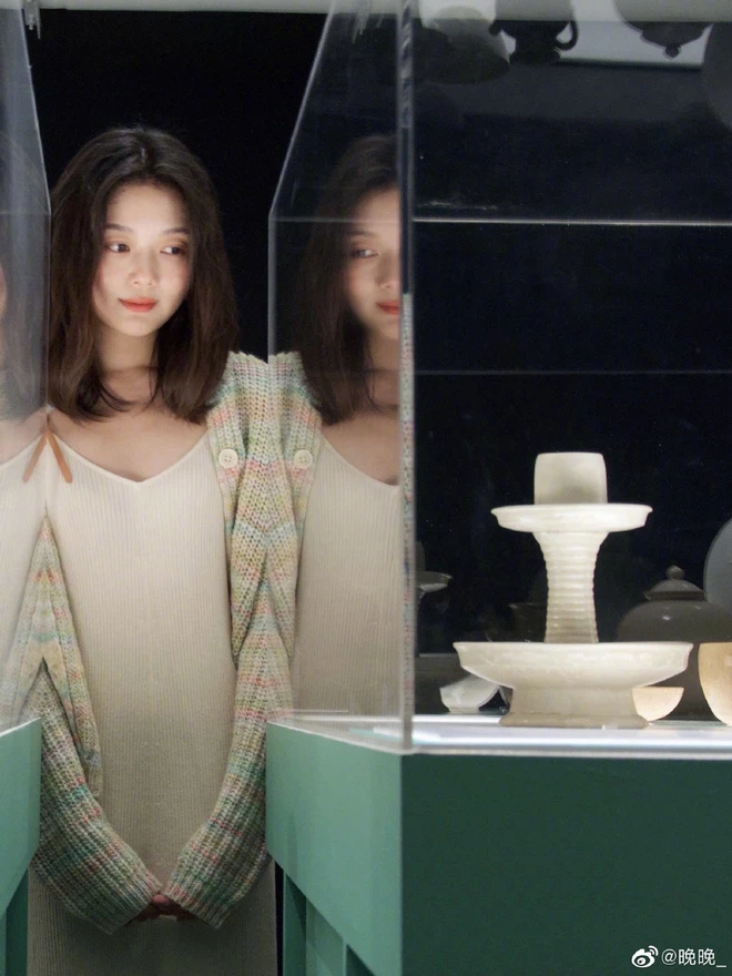 Ngoài việc giỏi giang, Vãn Vãn còn sở hữu nhan sắc. Chính bởi vậy, trang cá nhân của cô nàng lúc nào cũng tấp nập người vào ra.