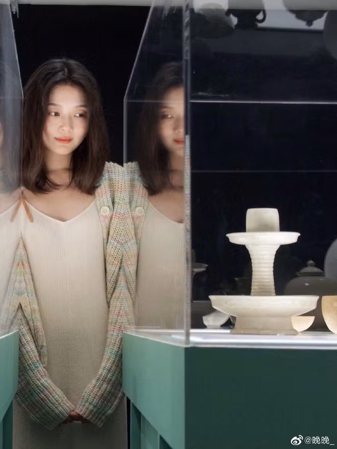 Ngoài việc giỏi giang, Vãn Vãn còn sở hữu nhan sắc. Chính bởi vậy, trang cá nhân của cô nàng lúc nào cũng tấp nập người vào ra.