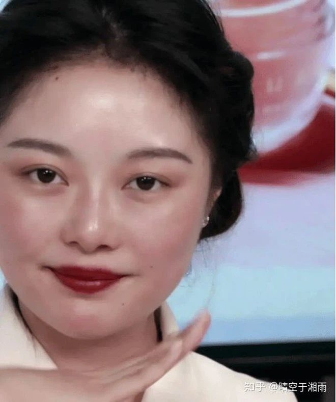 Dù giỏi dù đẹp nhưng Vãn Vãn không thoát khỏi lời nguyền lộ nhan sắc thật. Mới đây, trong một lần livestream khoe tài make-up, hot girl mạng Trung Quốc trên vô tình để lộ nhiều khuyết điểm khiến netizen không khỏi thất vọng.