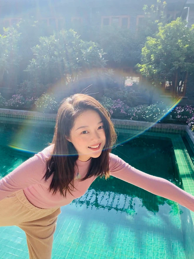 Hot girl Trung Quốc - Vãn Vãn tưng khiến nhiều người chú ý không chỉ bởi gương mặt xinh đẹp, thành tích học tập khủng cùng gia thế cực đỉnh.