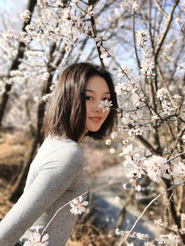 Khi nhan sắc và độ nổi tiếng đang "đỉnh của chóp", hot girl xứ Trung - Vãn Van bất ngờ lập gia đình với một doanh nhân. Hai vợ chồng còn cùng nhau sáng lập ra Bảo tàng Nghệ thuật Mumu - bảo tàng nghệ thuật tư nhân mới nhất Trung Quốc.