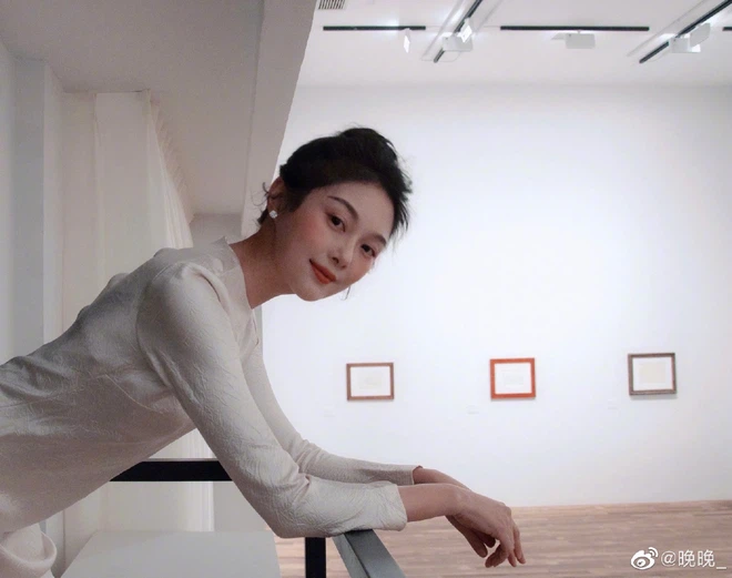 Nhân vật mới nhất lộ nhan sắc thật khác xa với ảnh đăng mạng là hot girl đến từ Trung Quốc có tên Vãn Vãn (tên thật Lôi Uyển Huỳnh).