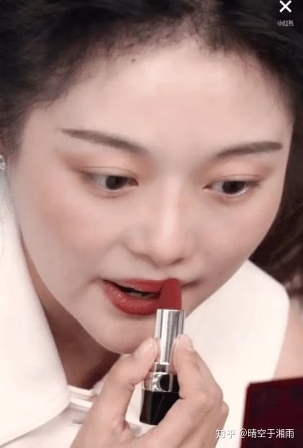 Vì zoom quá cận nên nhìn tổng thể, Vãn Vãn trông cũng già dặn đi trông thấy. Đặc biệt, khí chất nghệ thuật "cộp mác" hot girl mạng cũng biến mất.